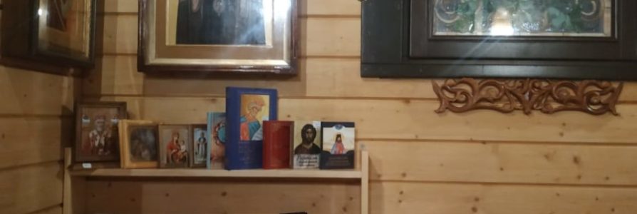 В храме появились новые полочки!